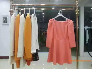 服裝廠家直銷新趨勢 尾貨與品牌折扣女裝的批發(fā)之道